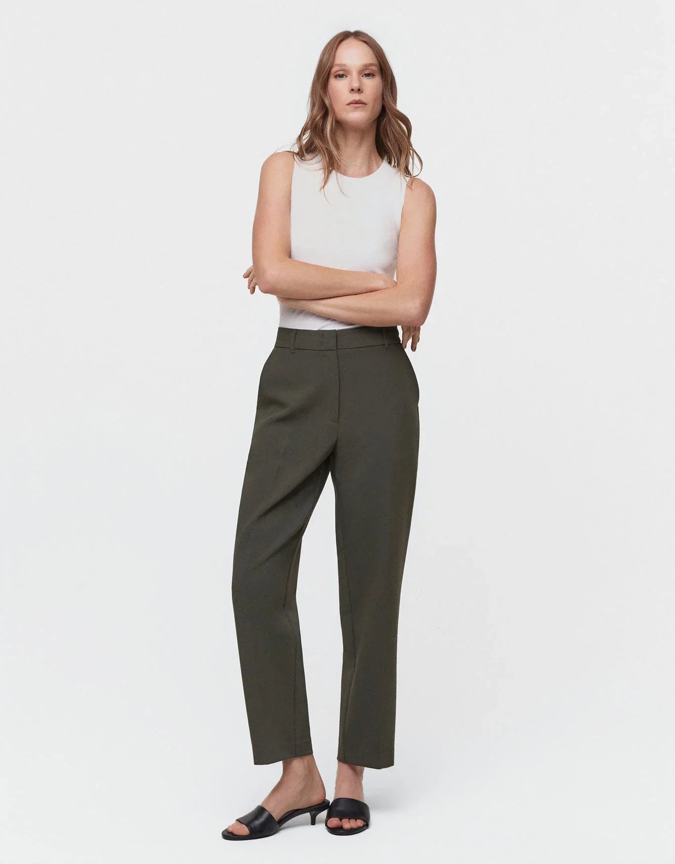 Pantalones ajustados de color verde musgo