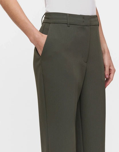 Pantalones ajustados de color verde musgo