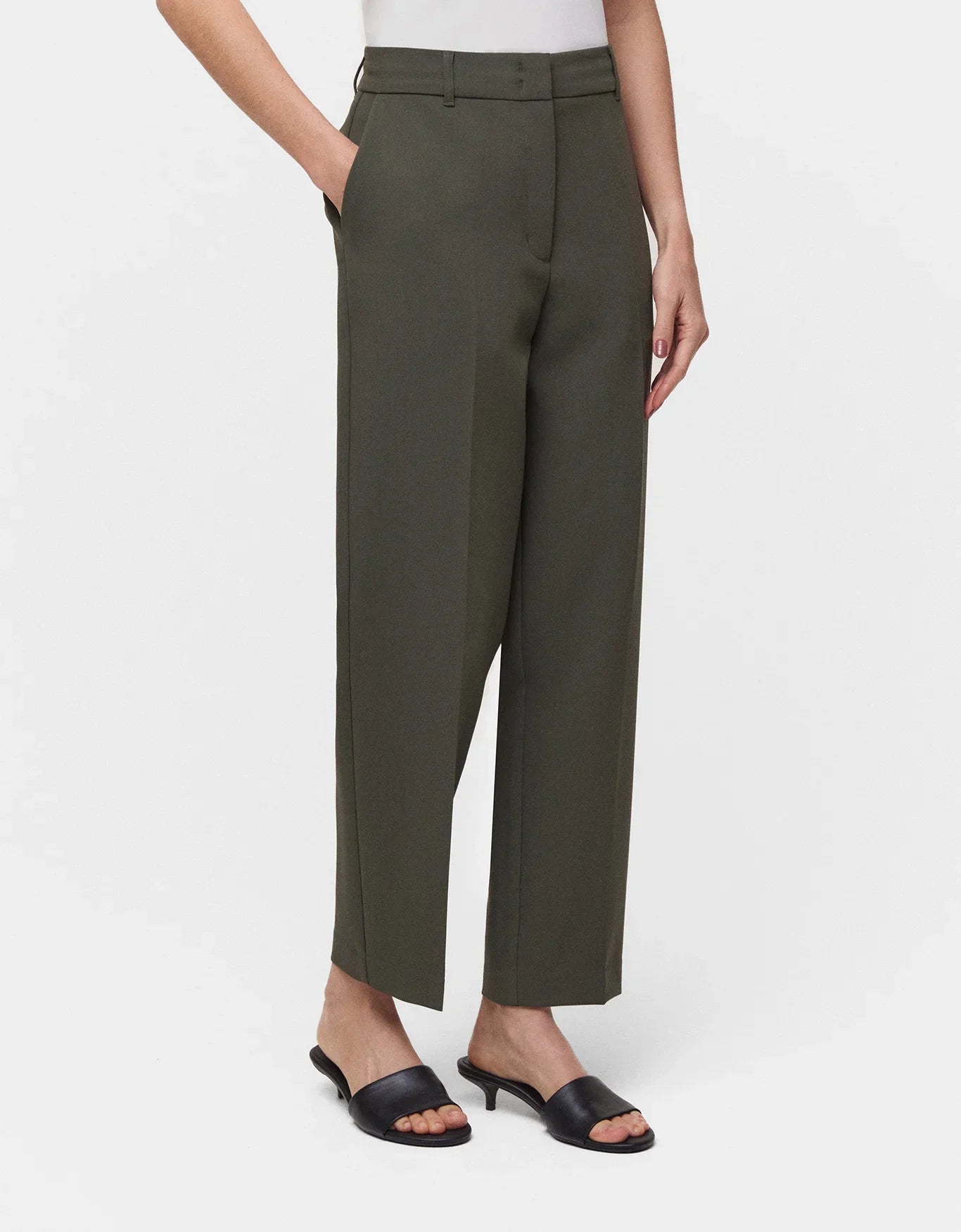 Pantalones ajustados de color verde musgo