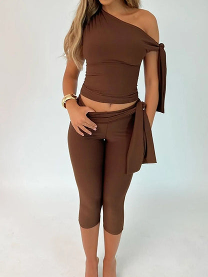 Conjunto Aura Asimétrico | Blusa de Un Hombro + Capri.