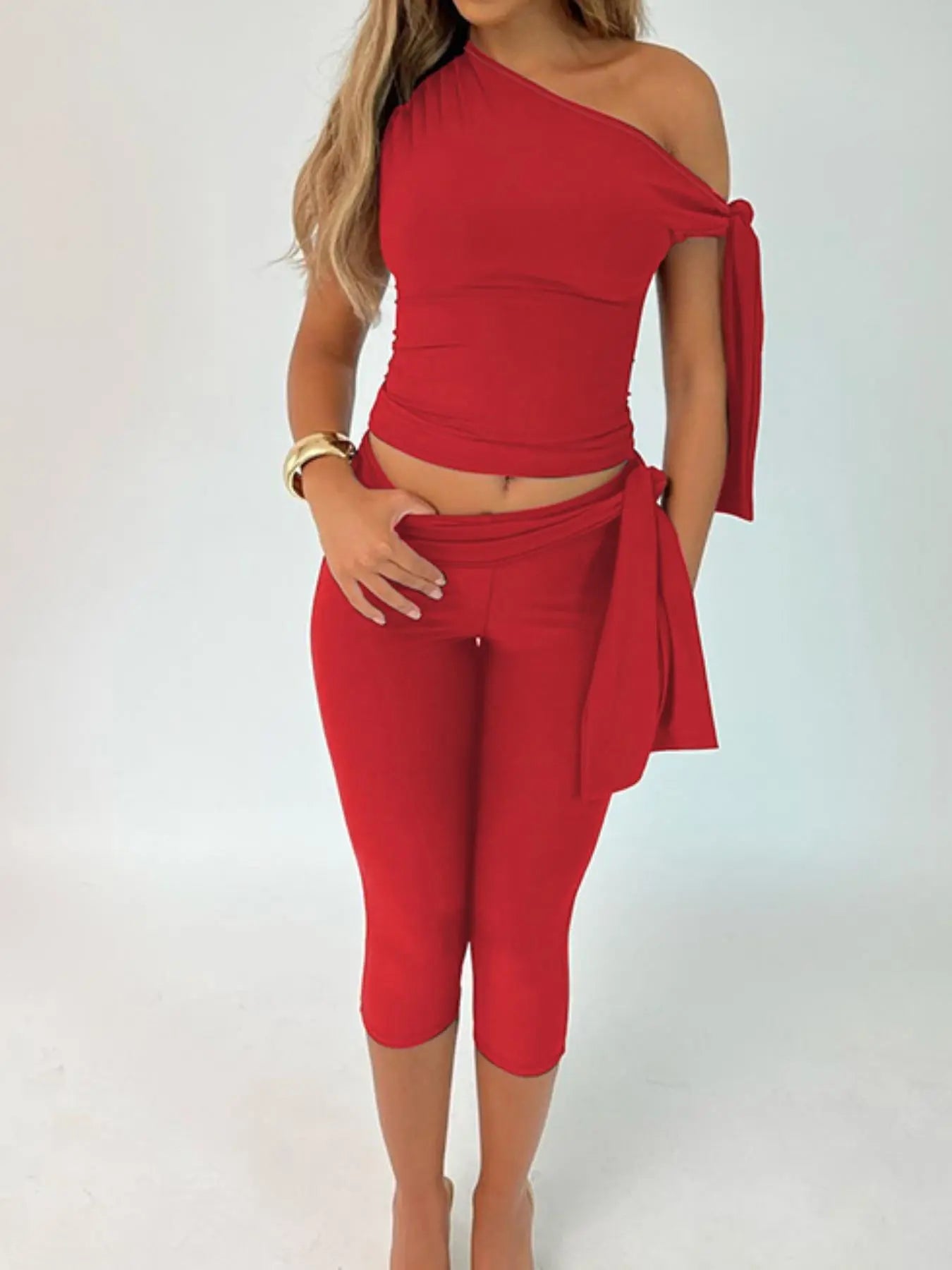 Conjunto Aura Asimétrico | Blusa de Un Hombro + Capri.